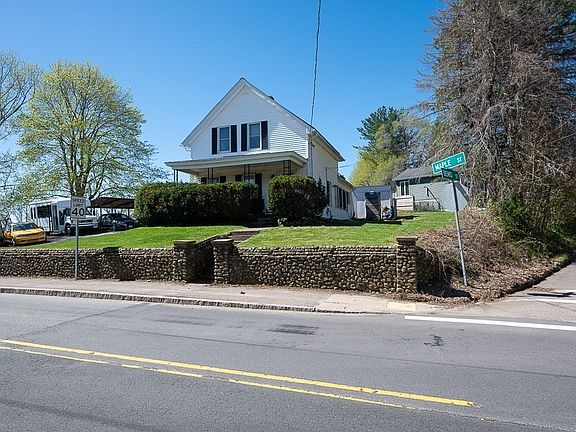 4th image of 80 Maple St