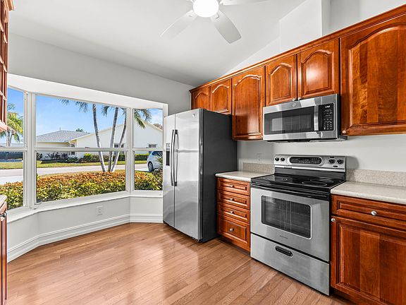 4th image of 10924 SE Stonehill Lane