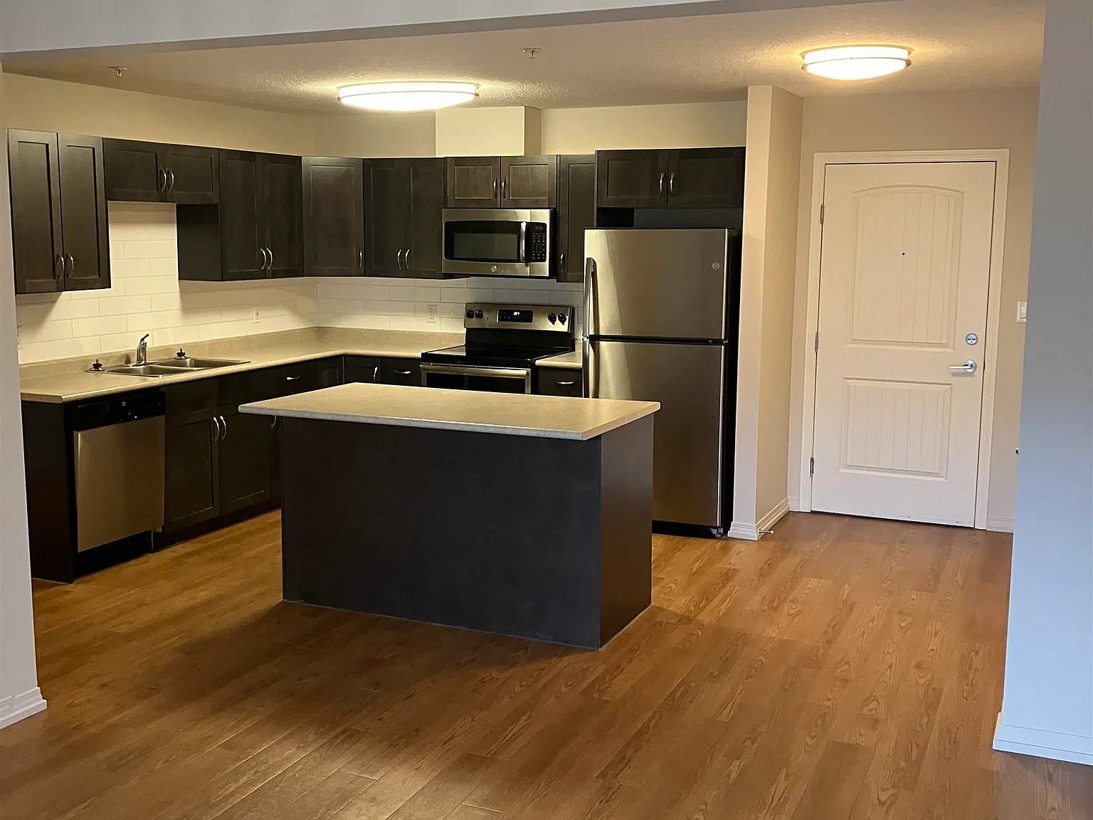 2 bed, 1.0 bath, 834 sqft, $1,500 — Photo 3