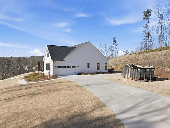 5th image of 300 Oxford Rd