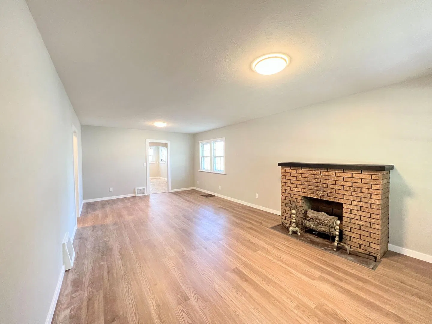 2 bedroom home with two car garage — Photo 3