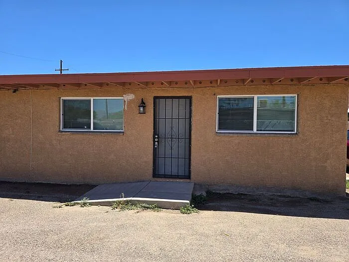 2 bed, 1.0 bath, 900 sqft, $1,300 — Photo 1