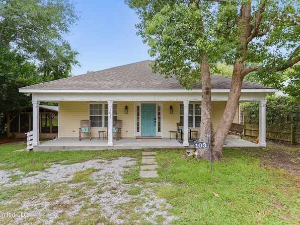 103 Oak Dr, Bay Saint Louis, MS 39520