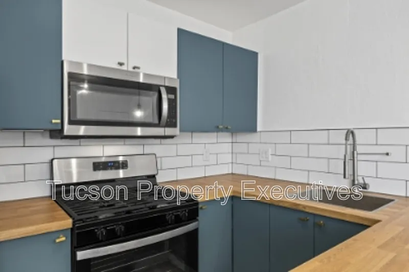 Building Photo - 824 E 10th St #L