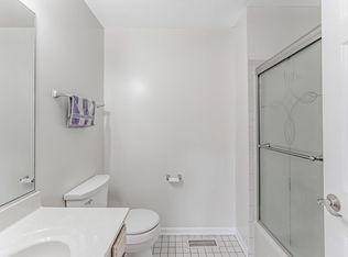 305 Creekside Dr, Bloomingdale, IL 60108
