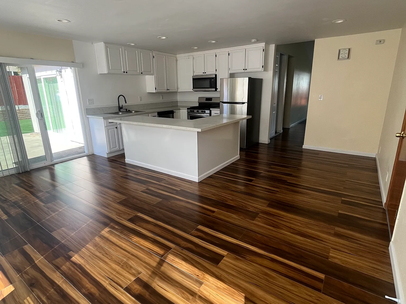 3 bed, 1405 sqft, $3,950 — Photo 2