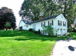 9 Falling Creek Rd, Pittsford, NY 14534