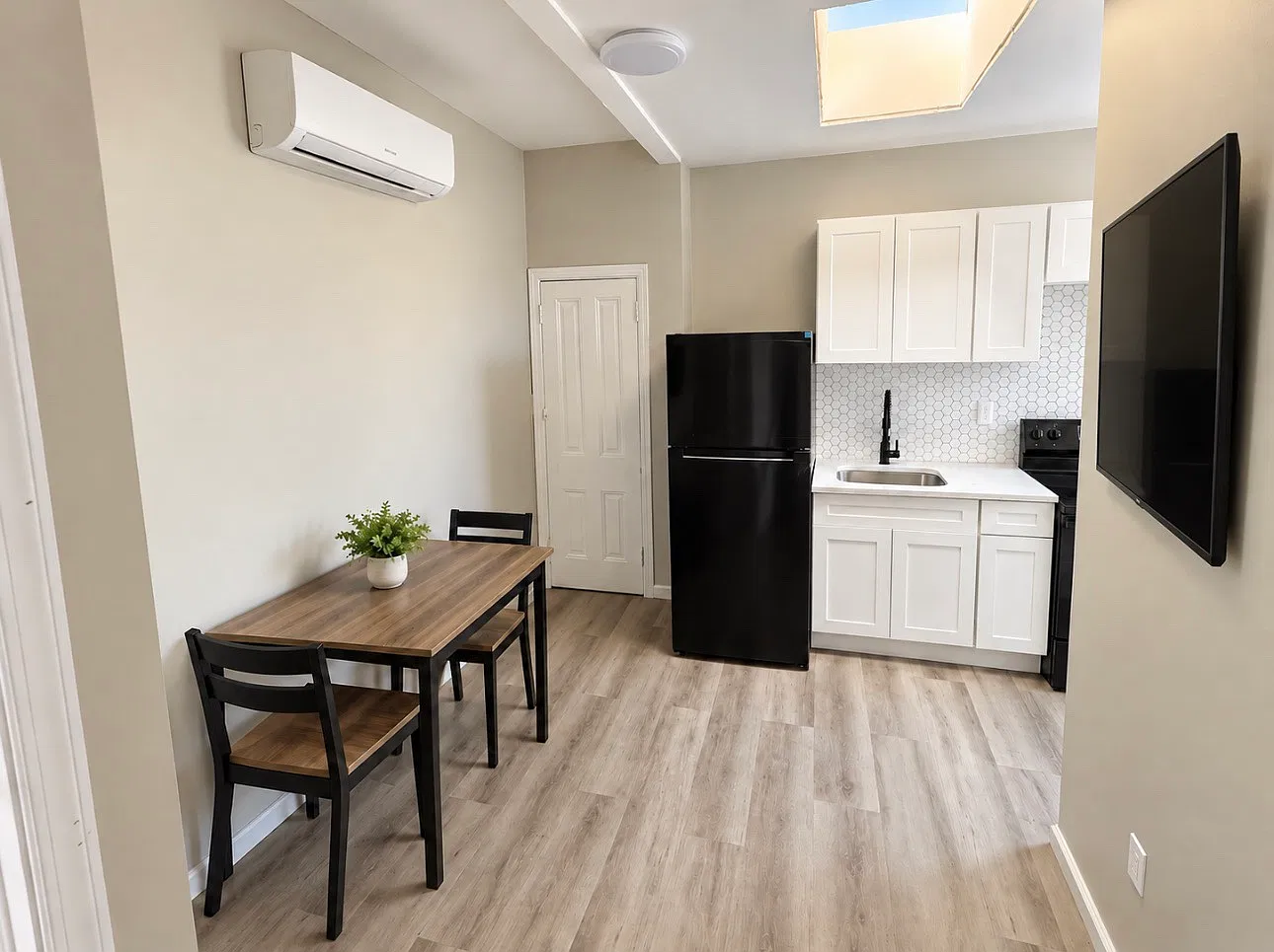 1 bed, 850 sqft, $1,350 — Photo 3