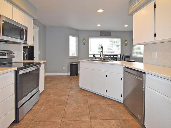 3rd image of 1928 Birch Ct