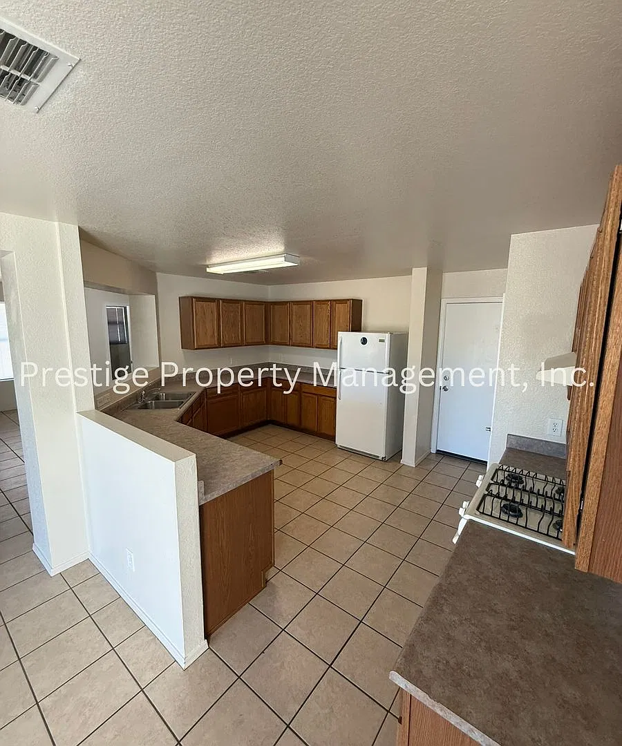 Want to call this 3 bedroom 2.5 bath Home in Sahuarita Yours? — Photo 4