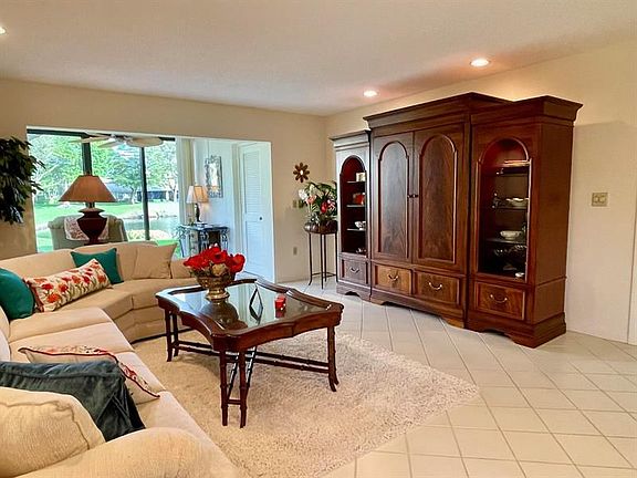 3rd image of 24 Stratford Dr Unit A
