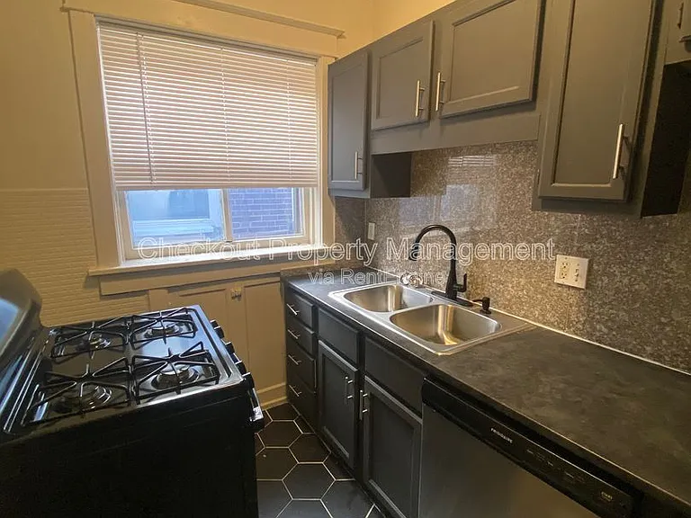 2035 Maury Ave — Photo 5