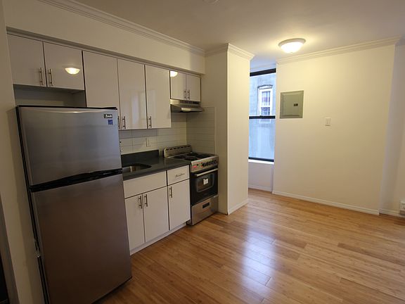 3rd image of 1928 Pacific St APT 2R