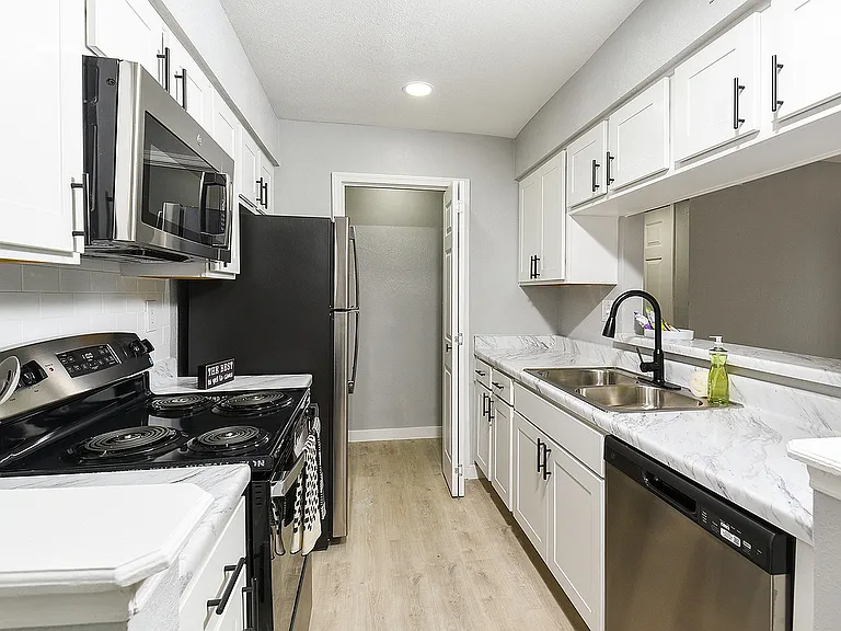 Stoneleigh Apartments — Photo 12