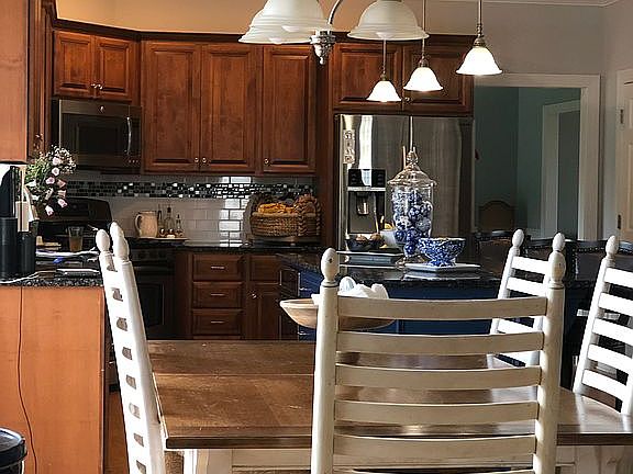 Eat-in kitchen fits lg table