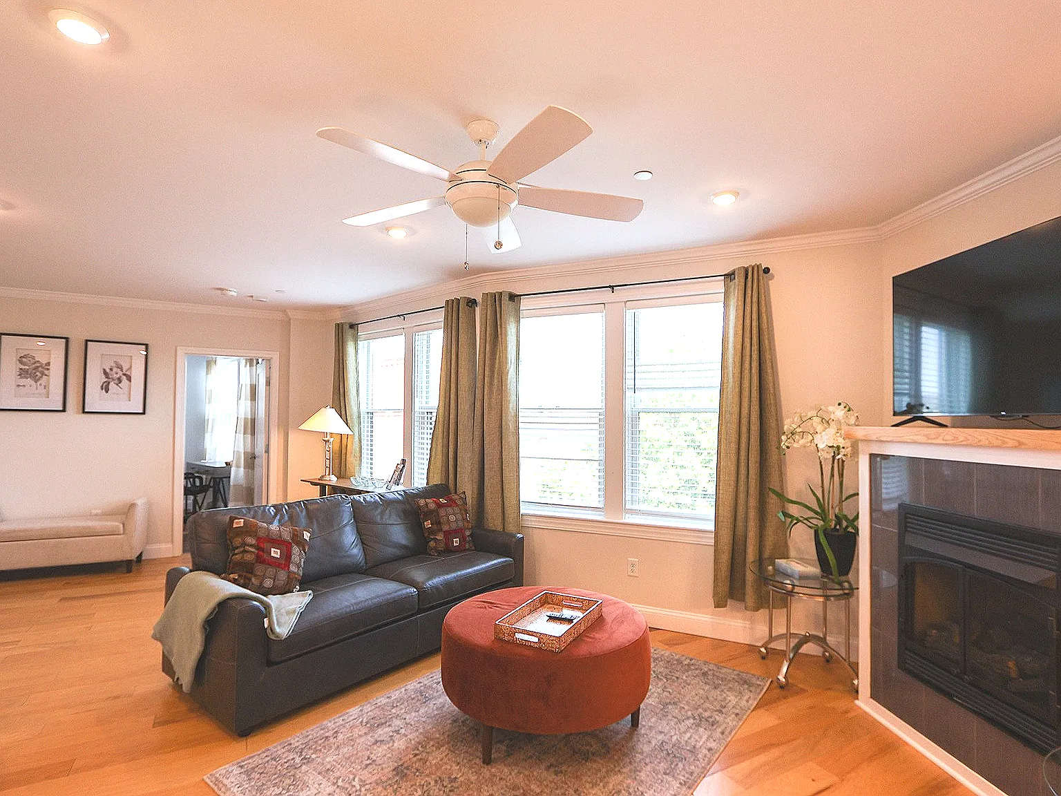 2 bed, 2.0 bath, 1000 sqft, $4,300 — Photo 2