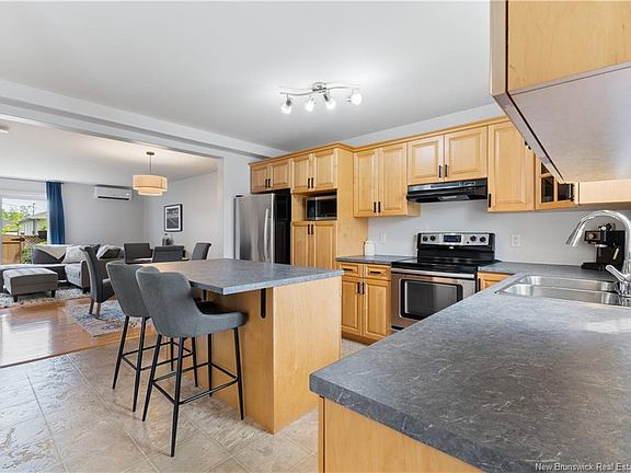 3rd image of 233 Damien St