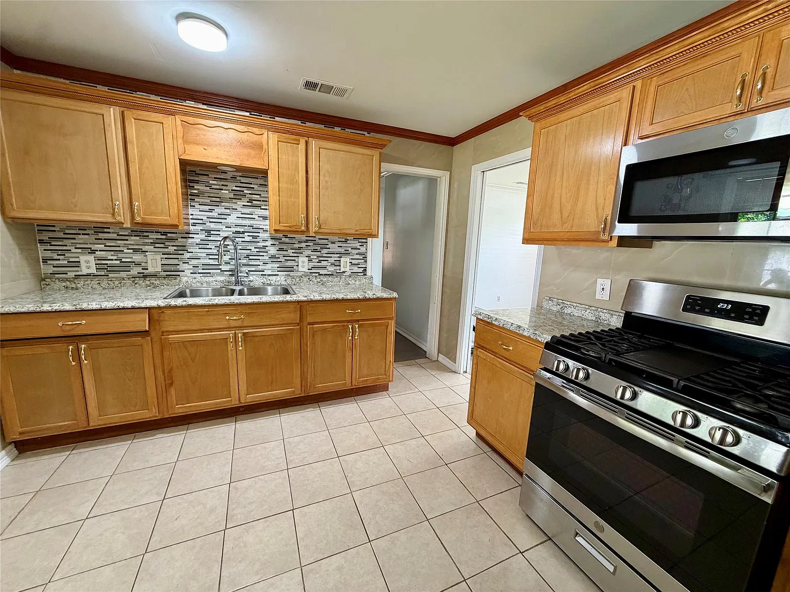 3 bed, 856 sqft, $1,900 — Photo 2
