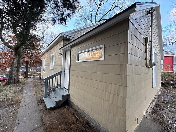 4th image of 903 N High St