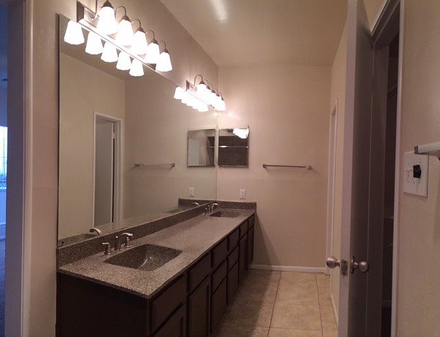 Master rest room Counter
