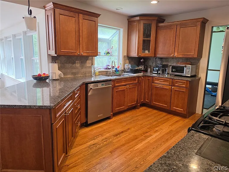 96 Charing Rd — Photo 8