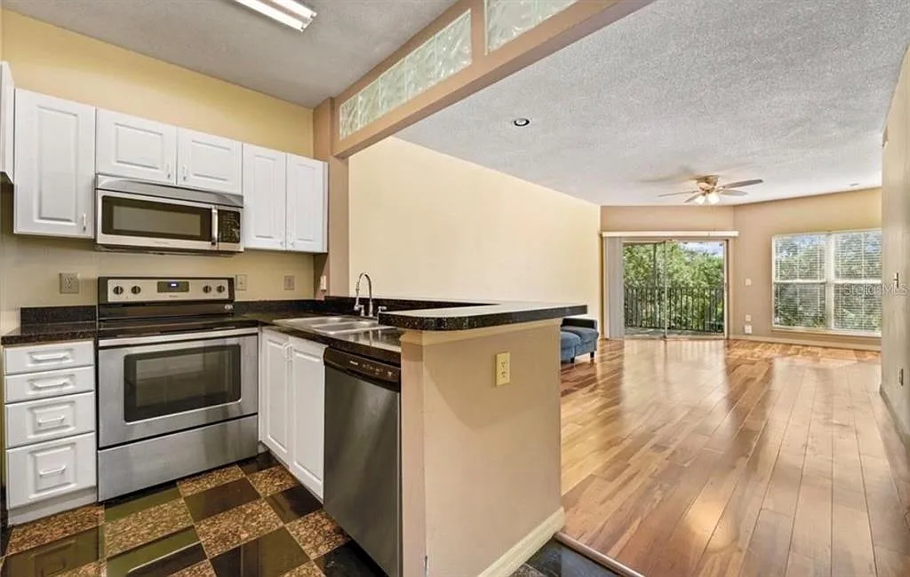 2 bed, 2.0 bath, 990 sqft, $1,525 — Photo 3
