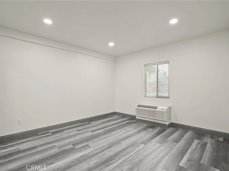 14335 Hamlin St — Photo 29
