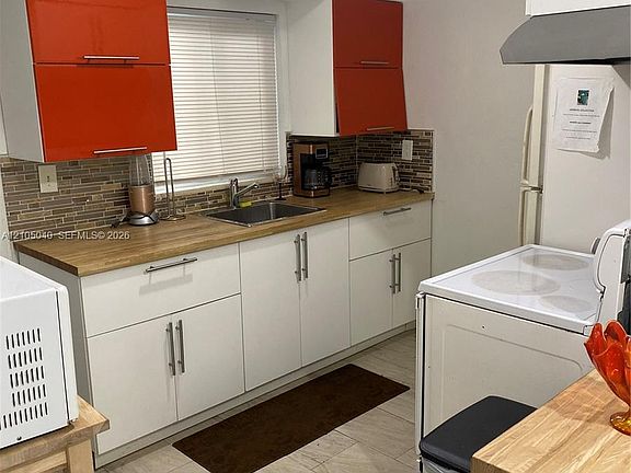 3rd image of 2 NE 45th St Unit 2