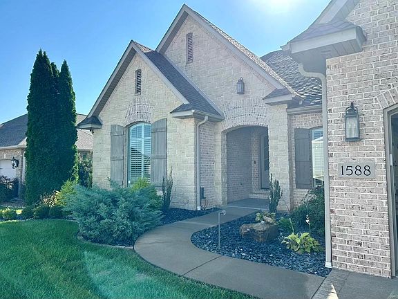 2nd image of 1588 Helmsdale Dr