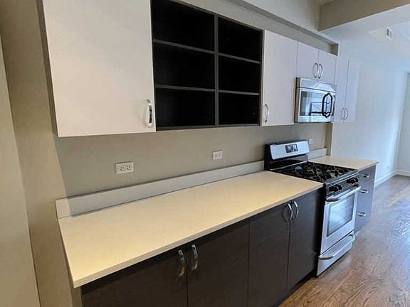 5th image of 2048 W Webster Ave #2S