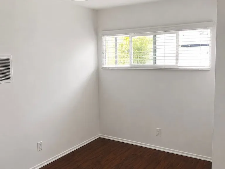 10926 Hortense St — Photo 10