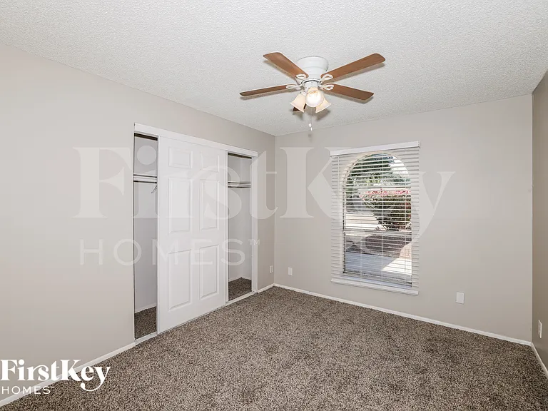 9015 N 57th Ave — Photo 7