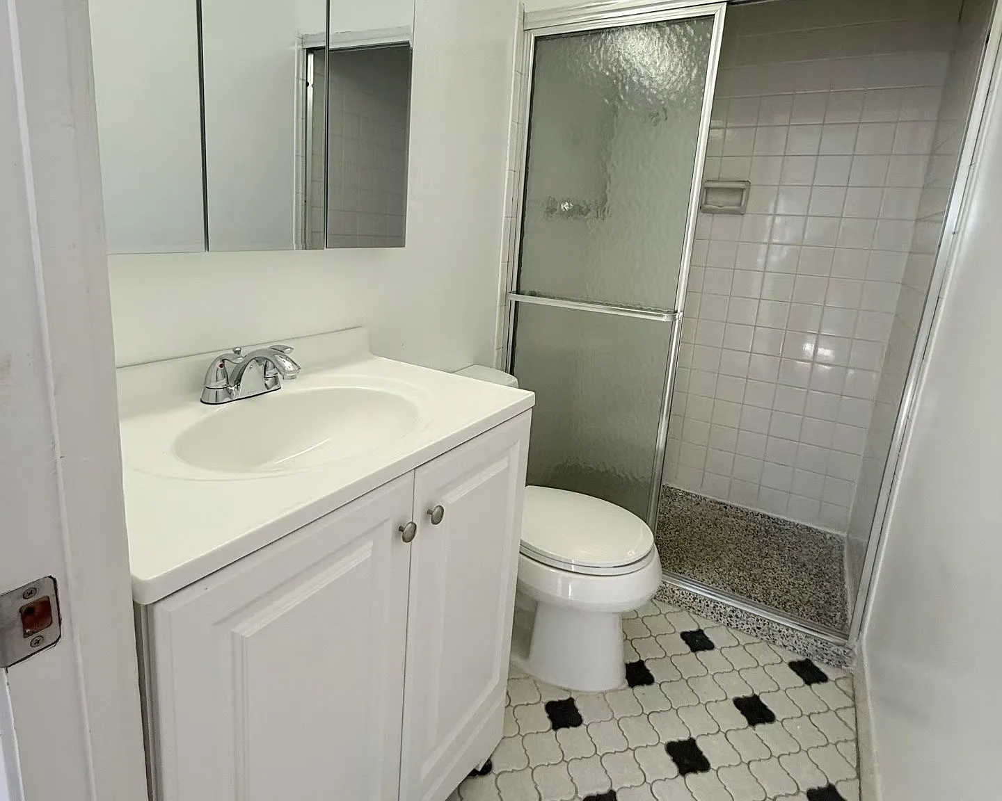3 bed, 900 sqft, $3,000 — Photo 3