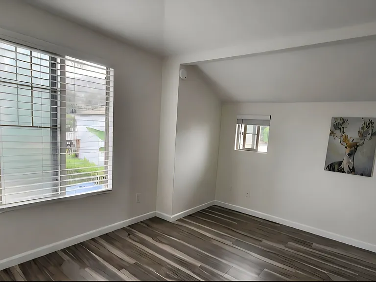 922 E Ortega St — Photo 6