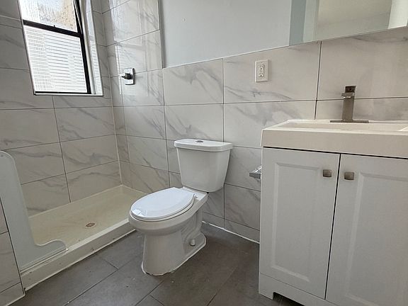 4th image of 227 51st St #22