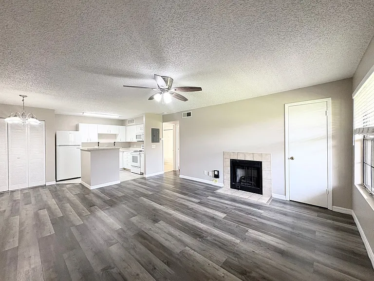 380 Lakepointe Dr #204 — Photo 6