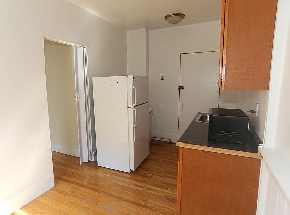3rd image of 947 W Cornelia Ave APT 2B
