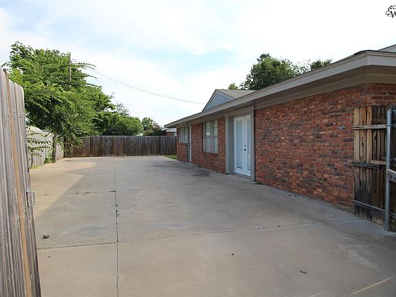 3rd image of 1300 Oakhurst Dr