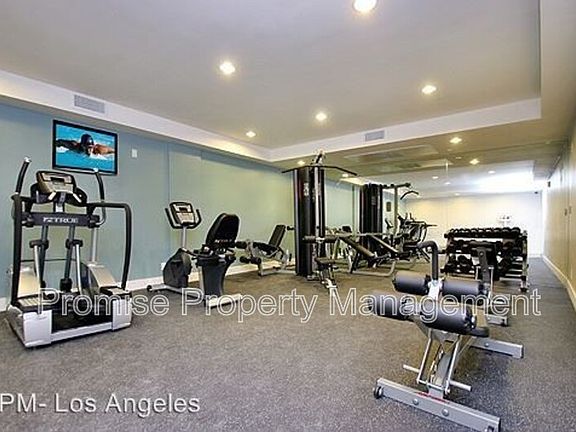 3rd image of 12837 Moorpark St #Penthouse 7