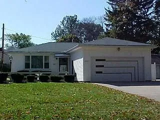 18907 Golf View Dr photo 1