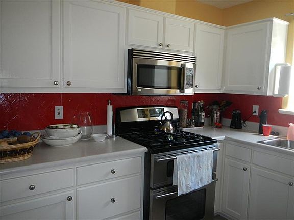 2nd image of 1015 Calle De Lago