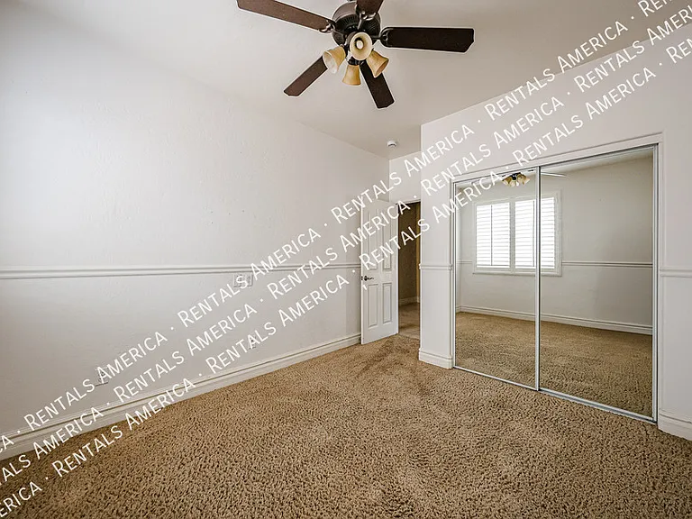 2211 W Olive Way — Photo 24