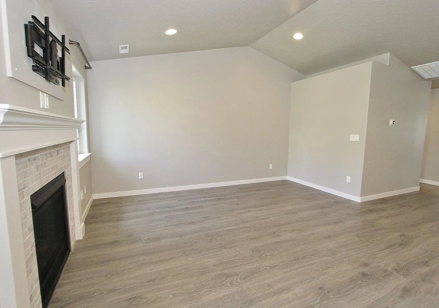 Immaculate Single-Level Home — Photo 4