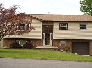 16 Canterbury Dr, Middletown, NY 10940
