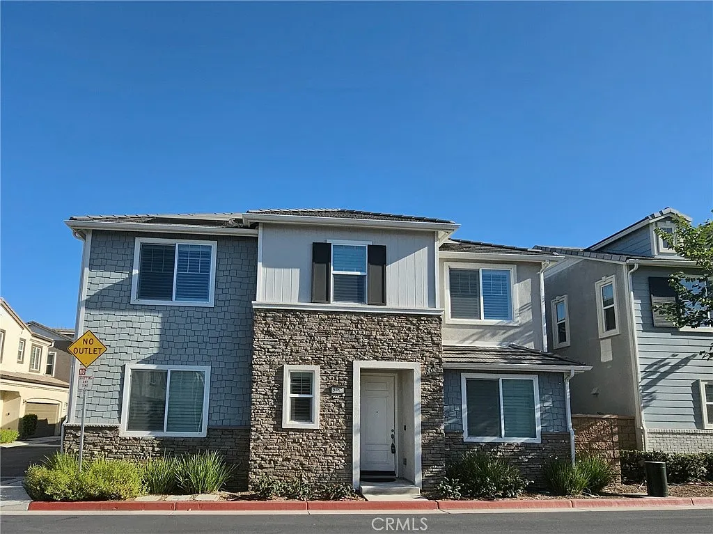 3 bed, 2.5 bath, 2000 sqft, $3,800 — Photo 1