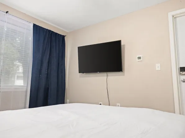 1029 N University St APT 1B, Peoria, IL 61606