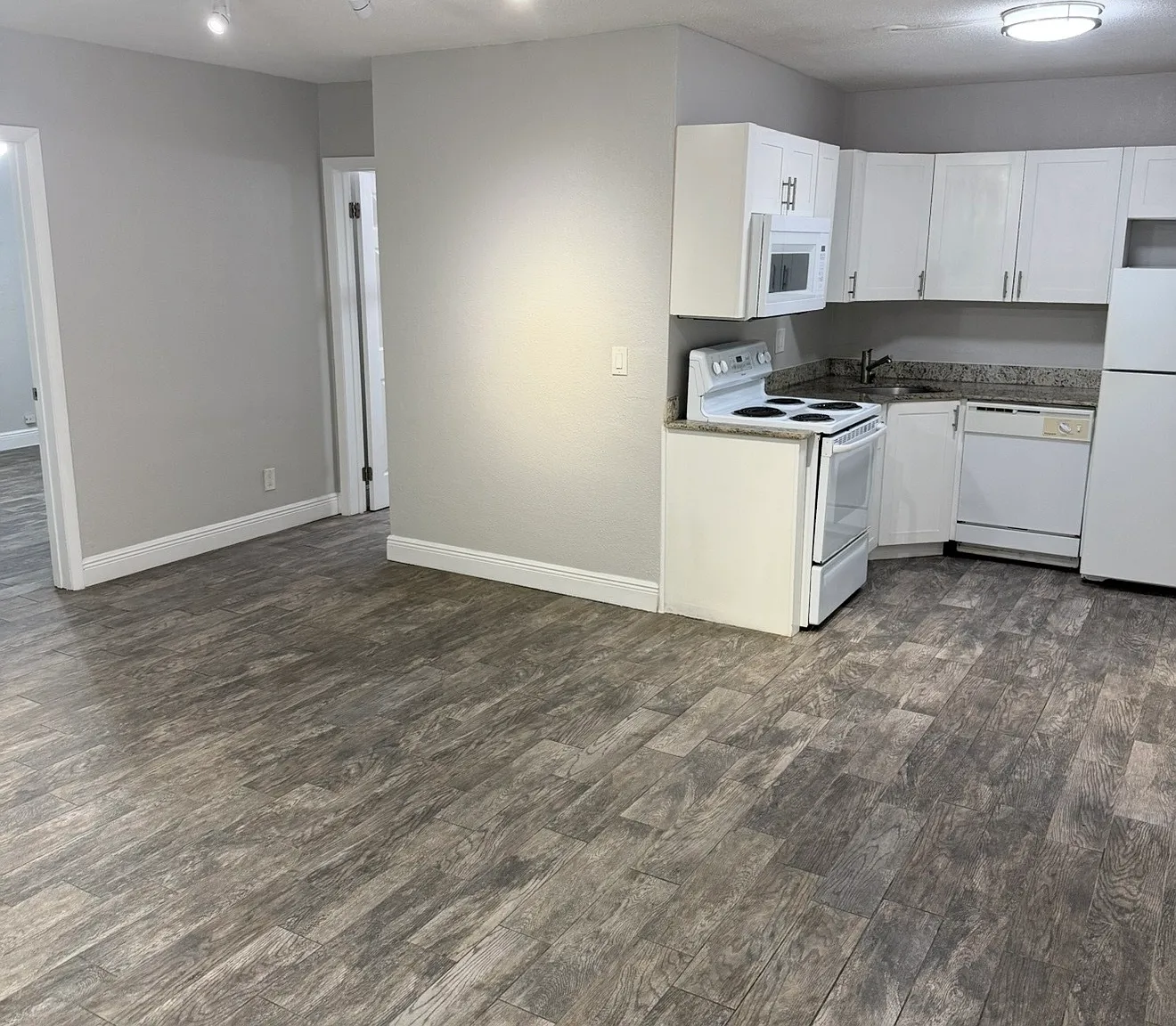 800 NE 14th Pl — Photo 1