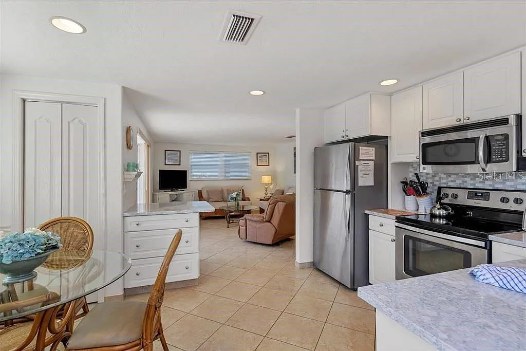 2 bed, 1.0 bath, 836 sqft, $6,900 — Photo 2