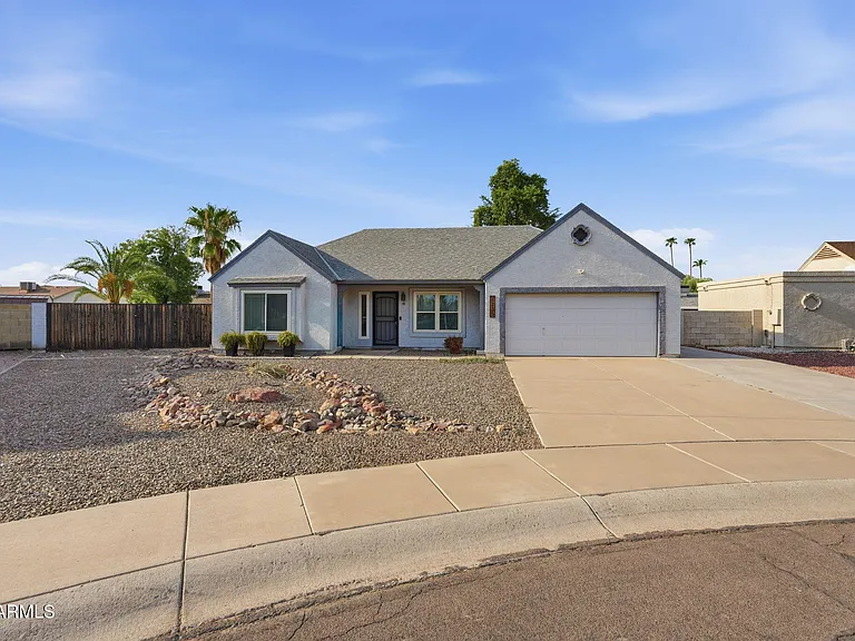 1735 E Stephens Dr — Photo 2