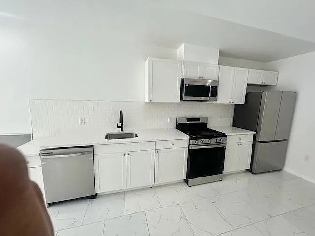 88 Romaine Ave — Photo 2